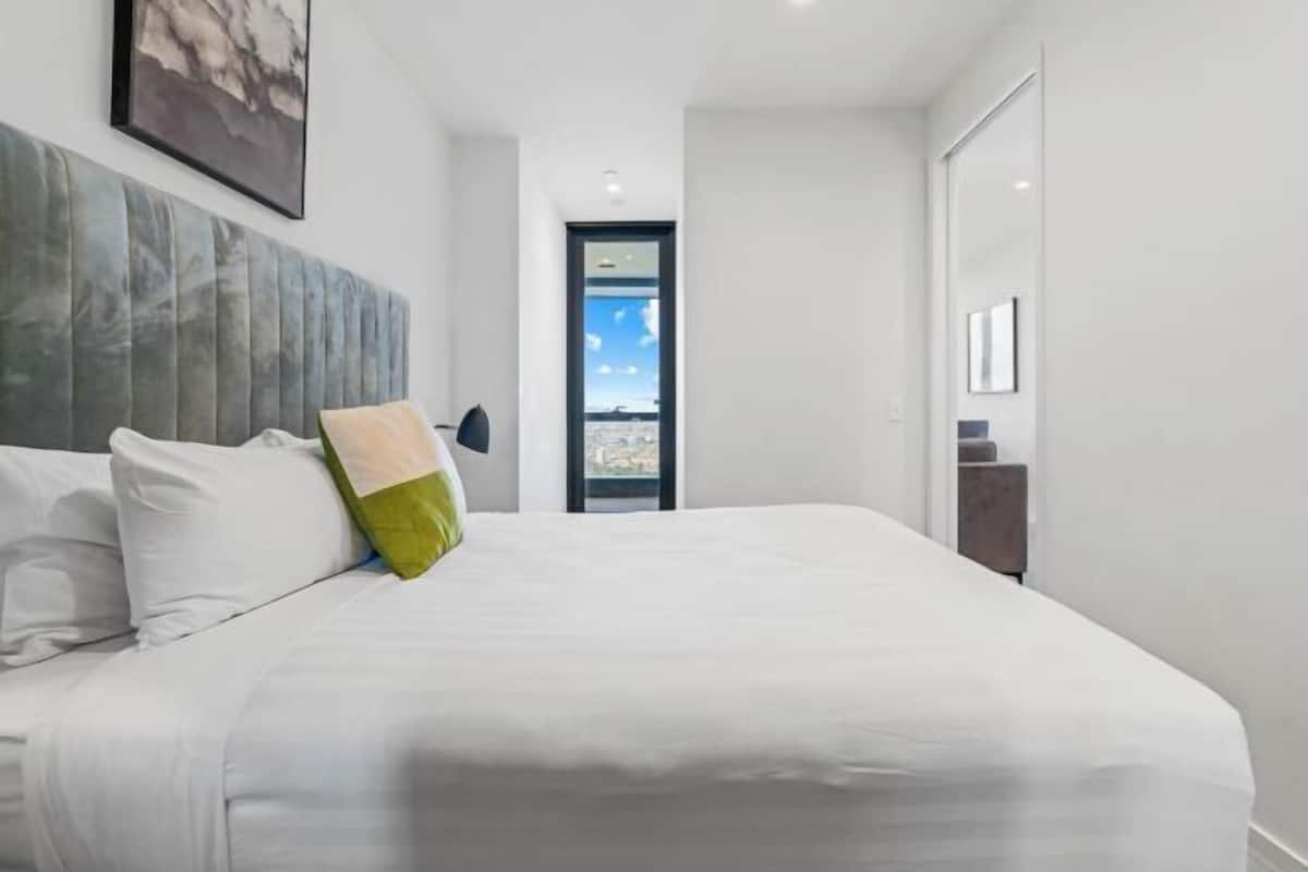 2 dormitoris, espai de treball apte per a portàtils i cortines opaques