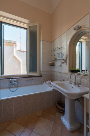 Ensemble baignoire-douche, séchoir à cheveux, bidet, serviettes fournies