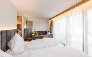 In-room safe, blackout drapes, free WiFi, bed sheets - Hotel Olympia (Brunico)