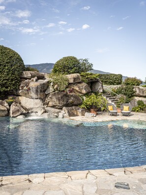 Una piscina al aire libre de temporada