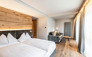 In-room safe, blackout curtains, free WiFi, bed sheets - Hotel Olympia (Brunico)