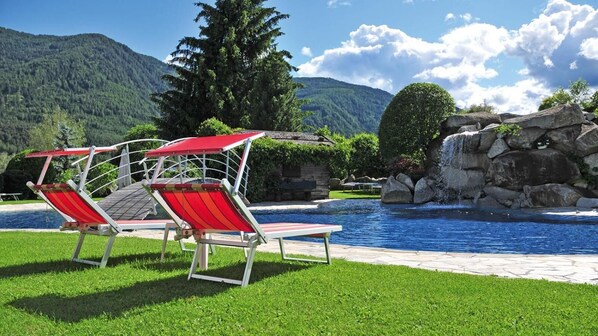 En säsongsöppen utomhuspool