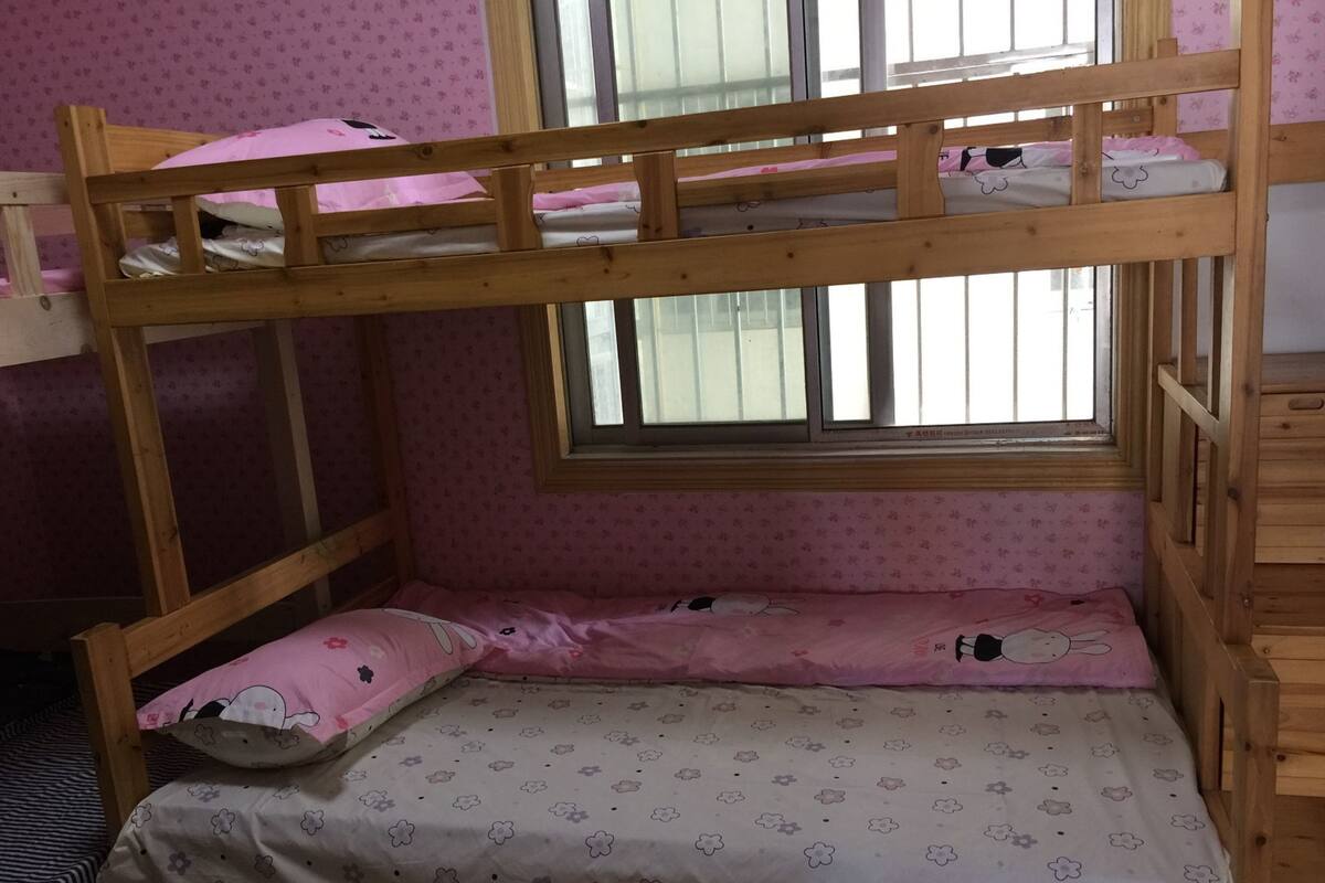 Dormitório compartilhado, somente para mulheres, banheiro compartilhado | Escrivaninha, cortinas blackout, Wi-Fi de cortesia