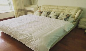 Quarto casal, banheiro privativo | Escrivaninha, cortinas blackout, Wi-Fi de cortesia