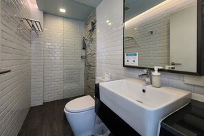 Simply Deluxe Room | Bathroom | Shower, hair dryer, towels, soap - Simply Sleep Hostel (Bangkok)