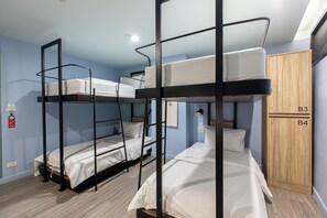 Family Room with 4 bed with Private Bath | Free WiFi, bed sheets - Simply Sleep Hostel (Bangkok)