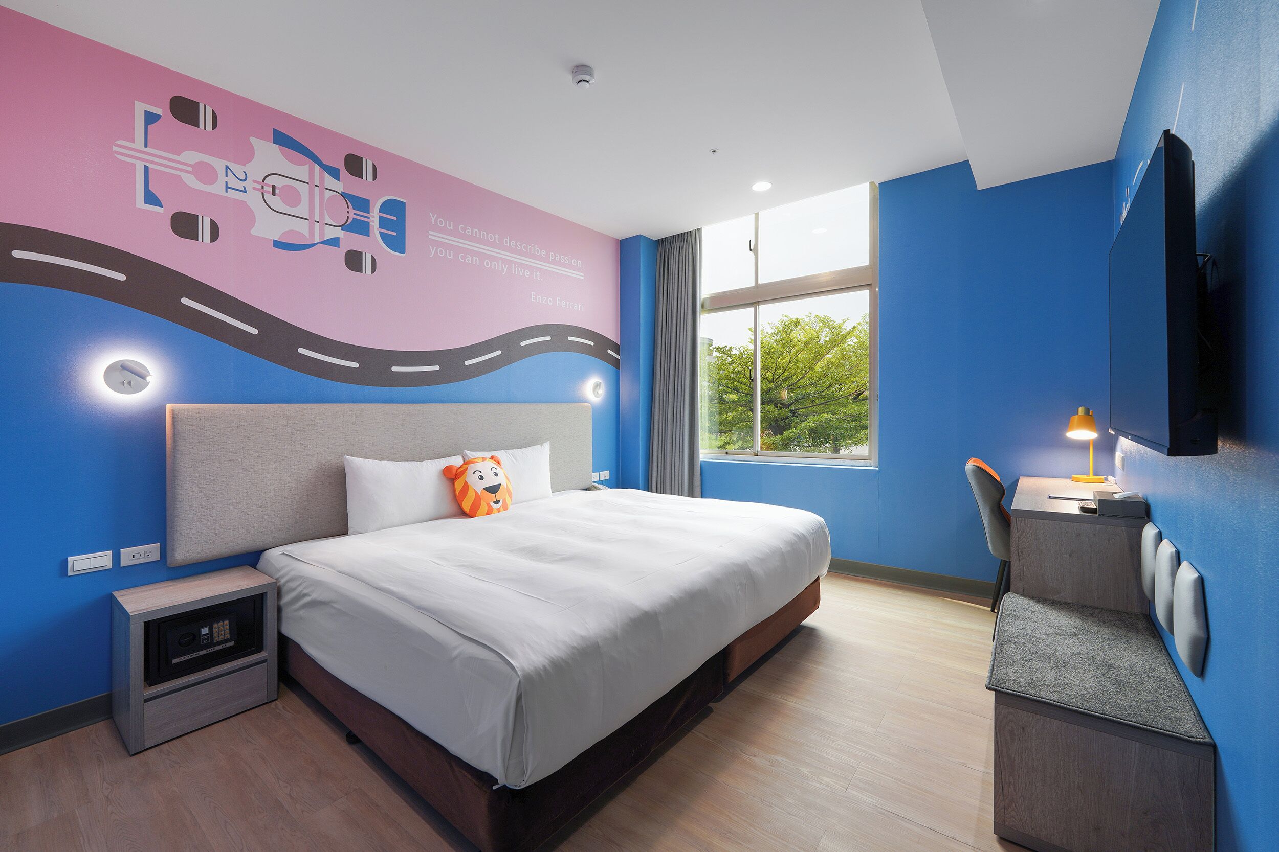 double room, 1 king bed, non smoking | 1 bedroom, in-room safe, desk, blackout curtains