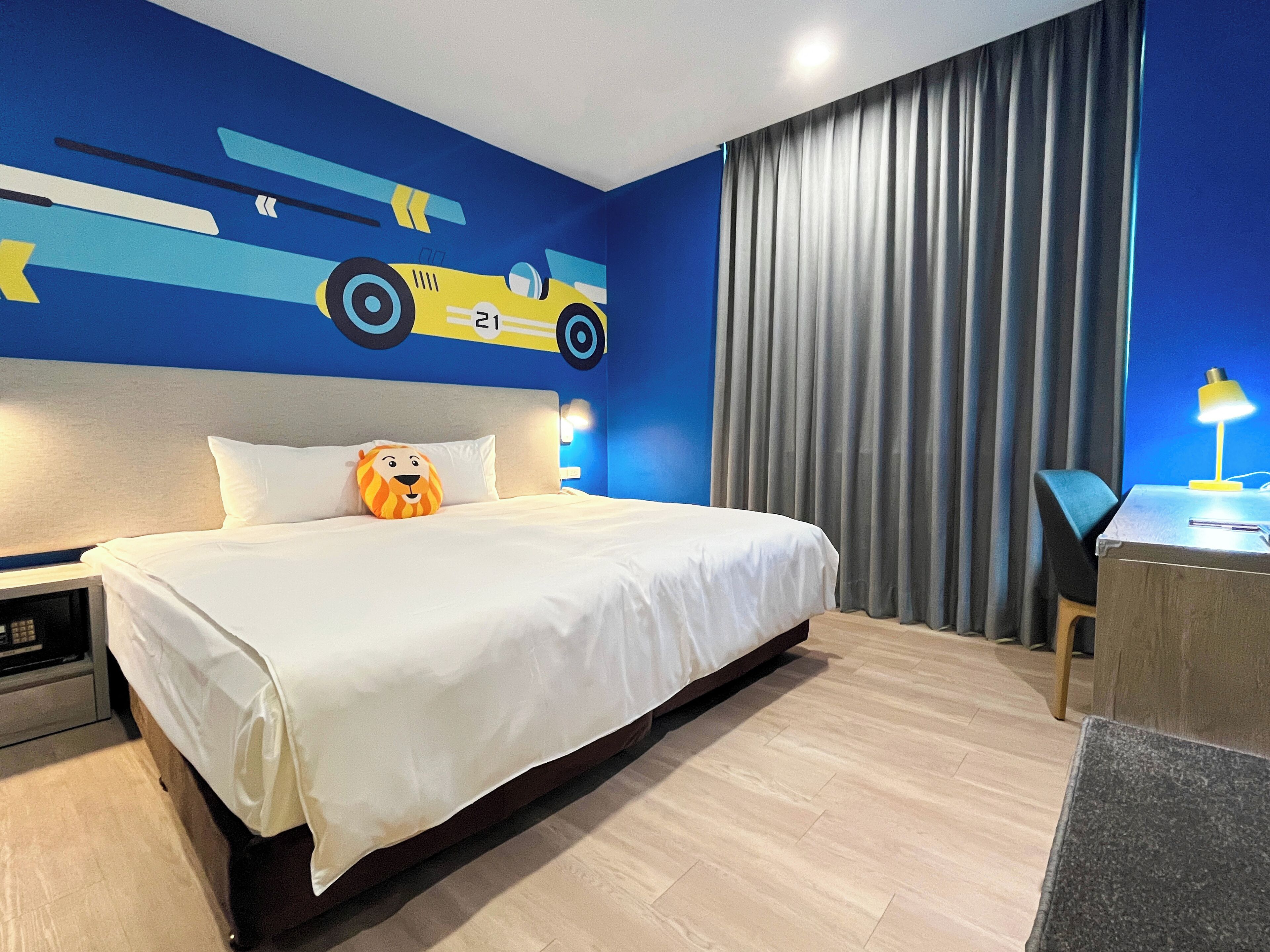 double room, 1 king bed, non smoking | 1 bedroom, in-room safe, desk, blackout curtains