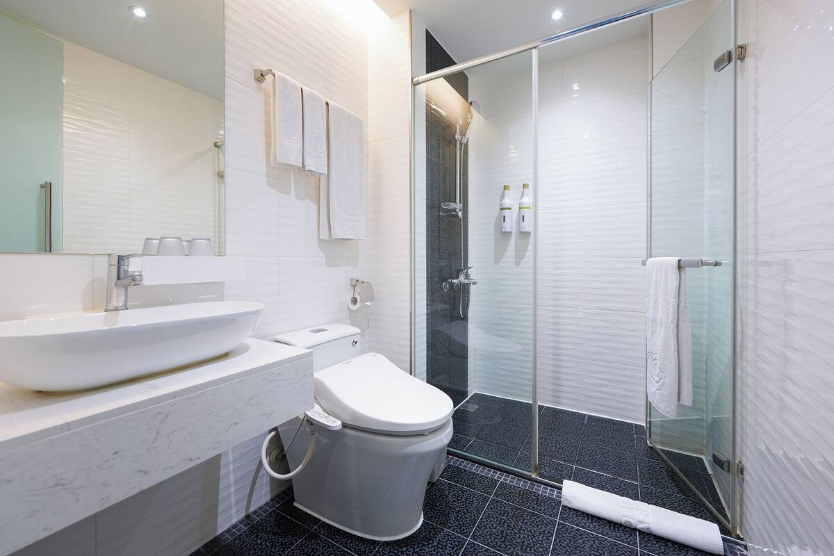 shower, rainfall showerhead, eco-friendly toiletries, hair dryer