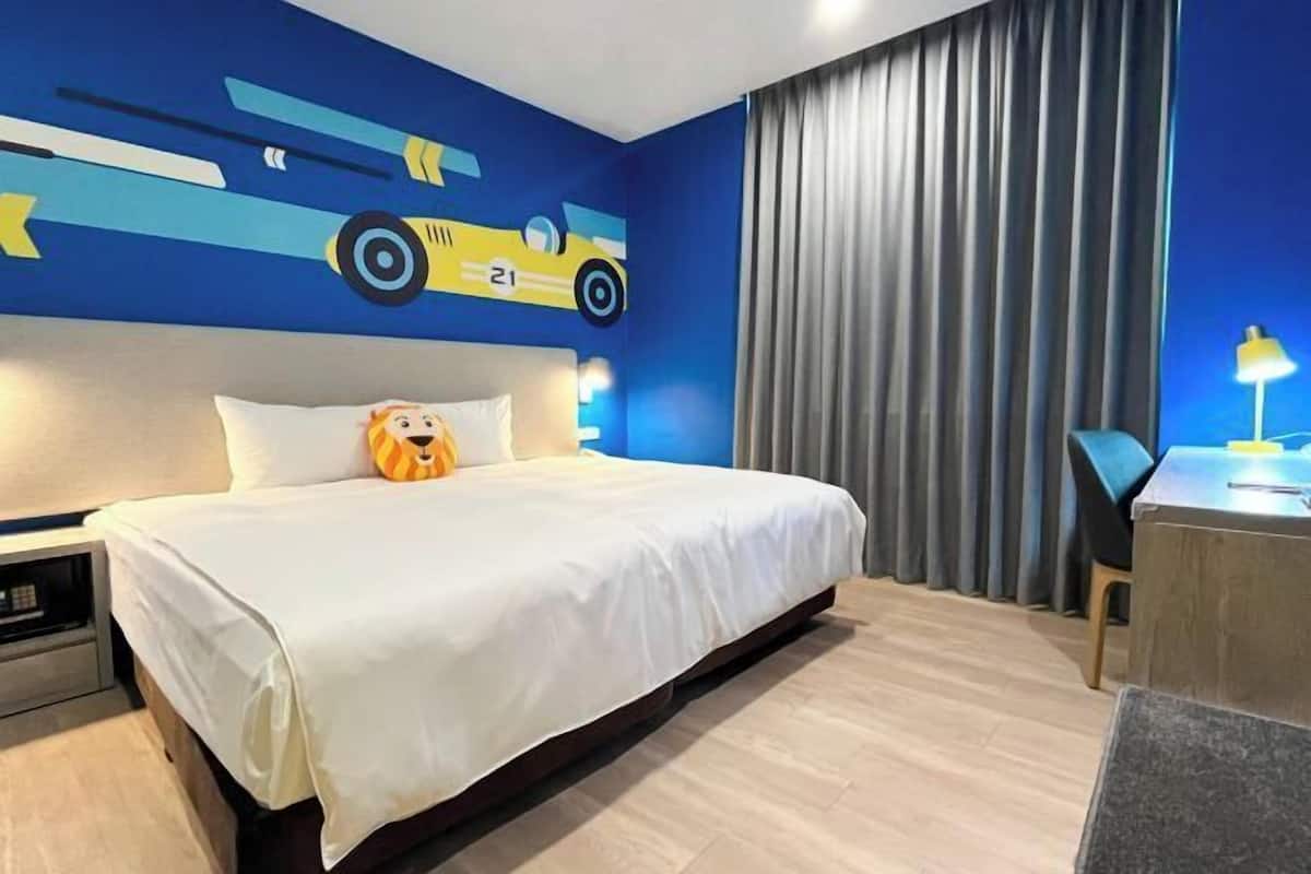 Cofres nos quartos, escrivaninha, cortinas blackout, berços grátis