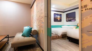 Superior vierpersoonskamer | Een kluis op de kamer, een bureau, verduisterende gordijnen