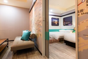 슈피리어 쿼드룸 | 객실 내 금고, 책상, 암막 커튼, 무료 유아용 침대