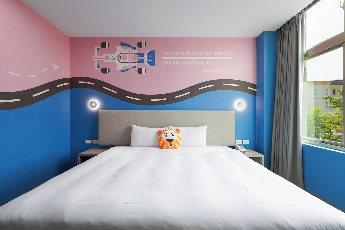 double room, 1 king bed, non smoking | 1 bedroom, in-room safe, desk, blackout curtains