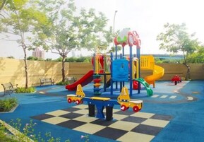 Un'area giochi con uno scivolo, strutture per arrampicata e pavimento a scacchi.
