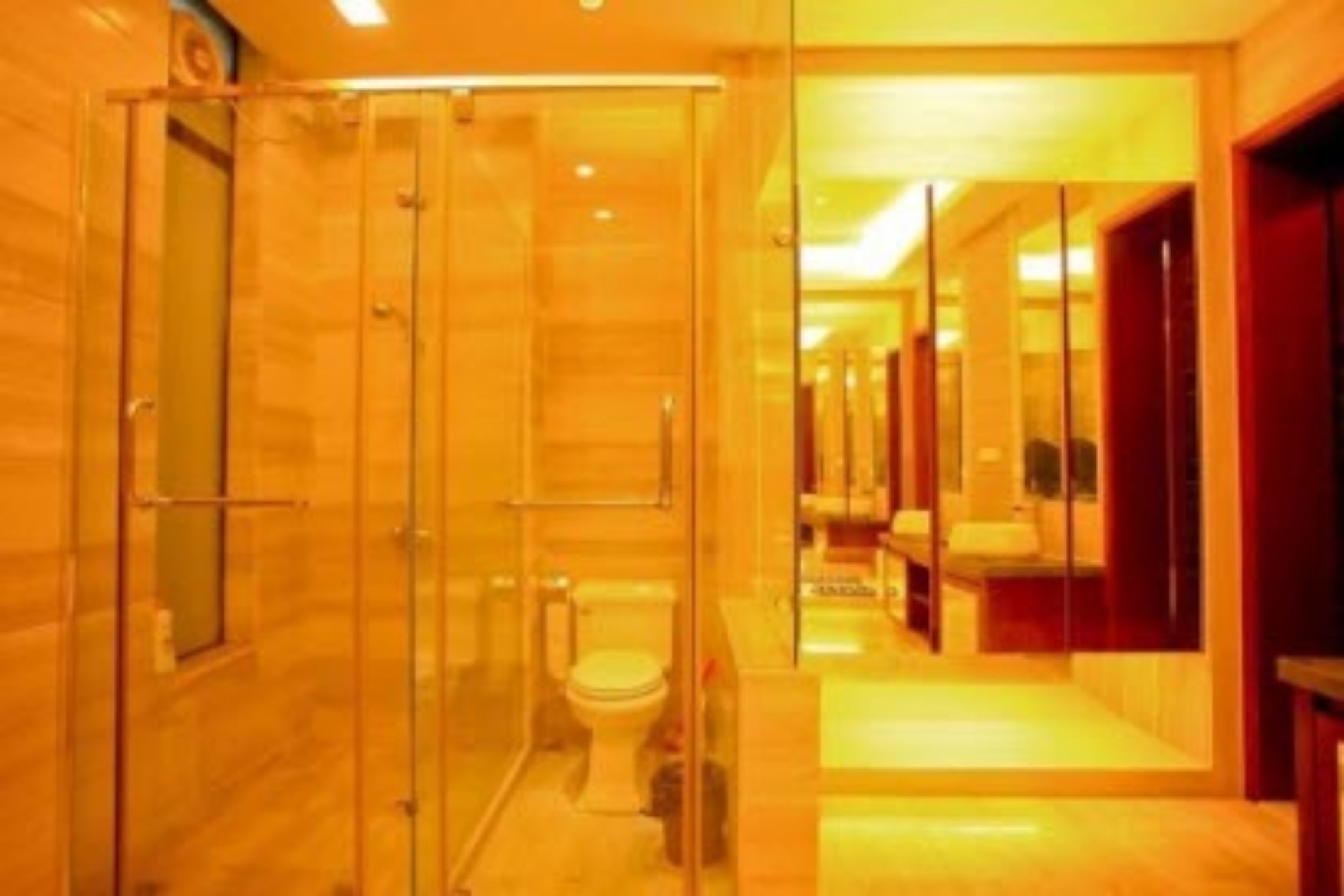 Villa | Badezimmer | Dusche, kostenlose Toilettenartikel, Haartrockner, Hausschuhe