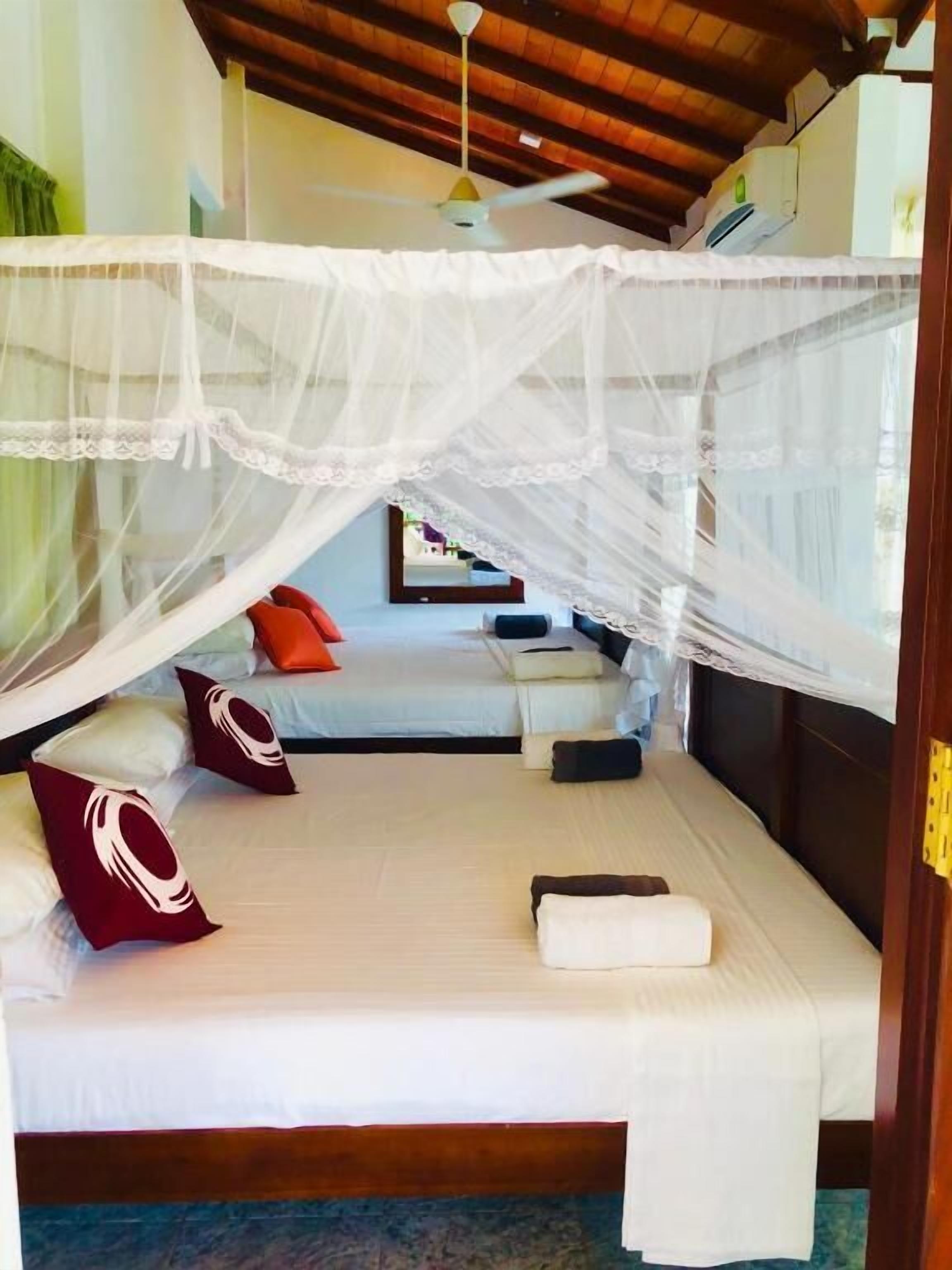 In-room safe, soundproofing, free WiFi, bed sheets