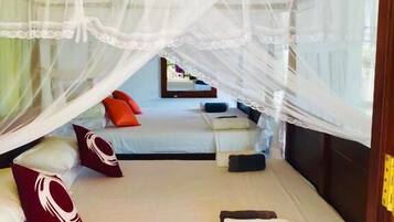 In-room safe, soundproofing, free WiFi, bed sheets