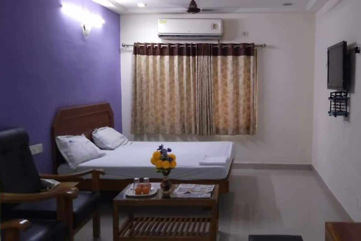 Business Room, 1 Double Bed, Smoking | In-room safe, free WiFi, wheelchair access