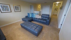 ทาวน์โฮมสำหรับครอบครัว, อ่างน้ำร้อน, ติดสวน | ห้องนั่งเล่น | ทีวีจอแบน