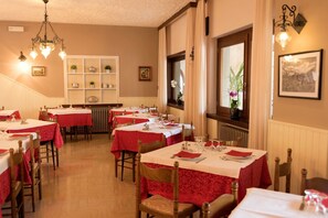 Restaurant - Albergo Bucaneve (Pievepelago)