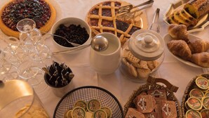 بوفيه فطور مجانًا يوميًا