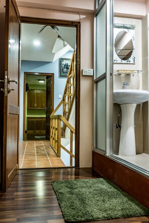 Dusche, kostenlose Toilettenartikel, Hausschuhe