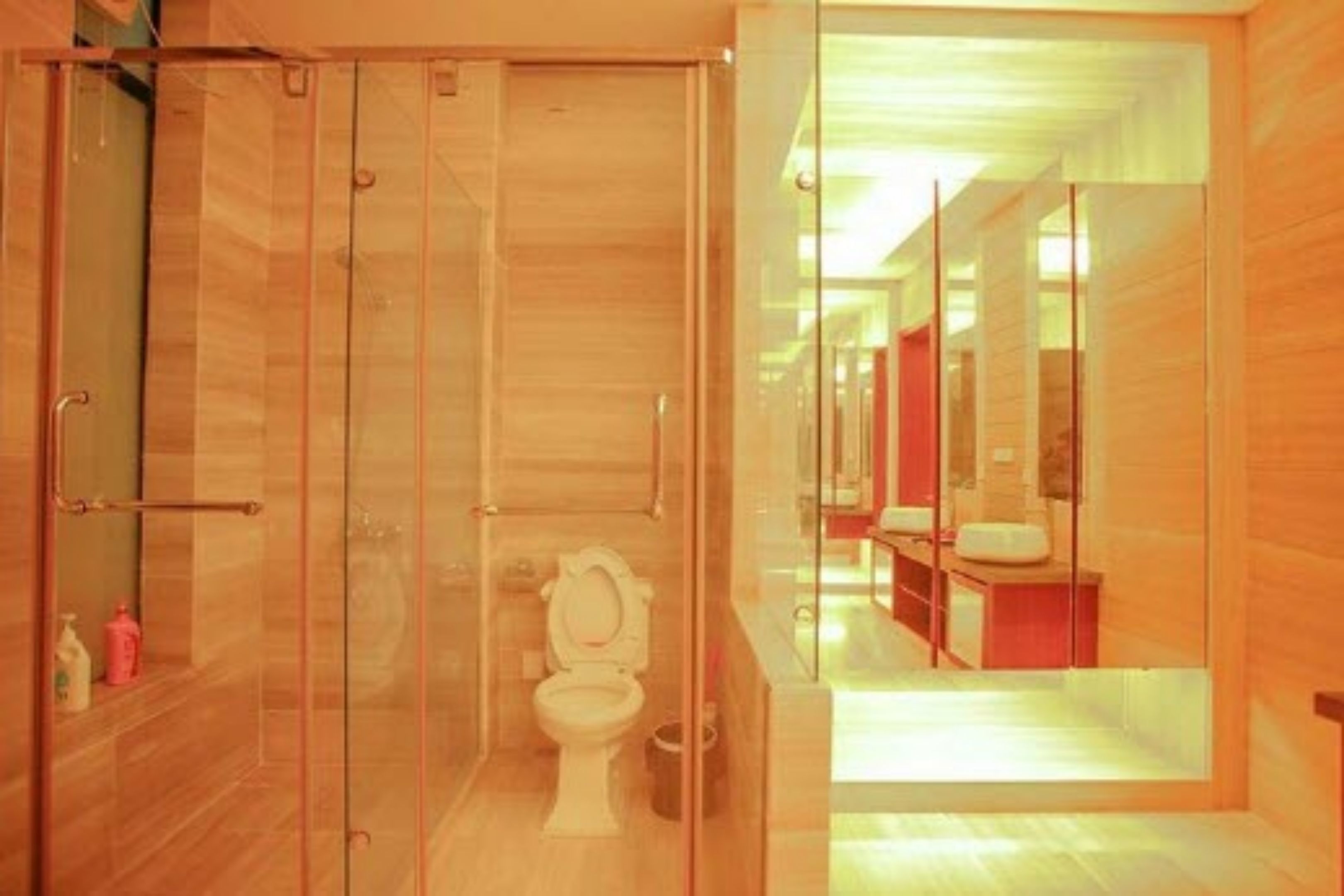 Villa | Badezimmer | Dusche, kostenlose Toilettenartikel, Haartrockner, Hausschuhe