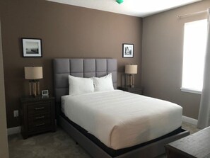 Familie resortwoning, Meerdere slaapkamers, aan tuin | 8 slaapkamers, een laptopwerkplek, een strijkplank/strijkijzer, wifi