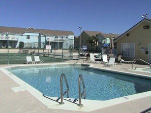 Appart'hôtel Familial, bain à remous, côté jardin | Piscine | Piscine extérieure (ouverte en saison), chaises longues
