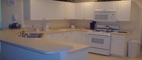 Family Villa, Private Pool, Garden Area | Shared kitchen | Fridge, microwave, oven, toaster