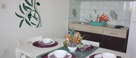 Studio (13) | In-room dining