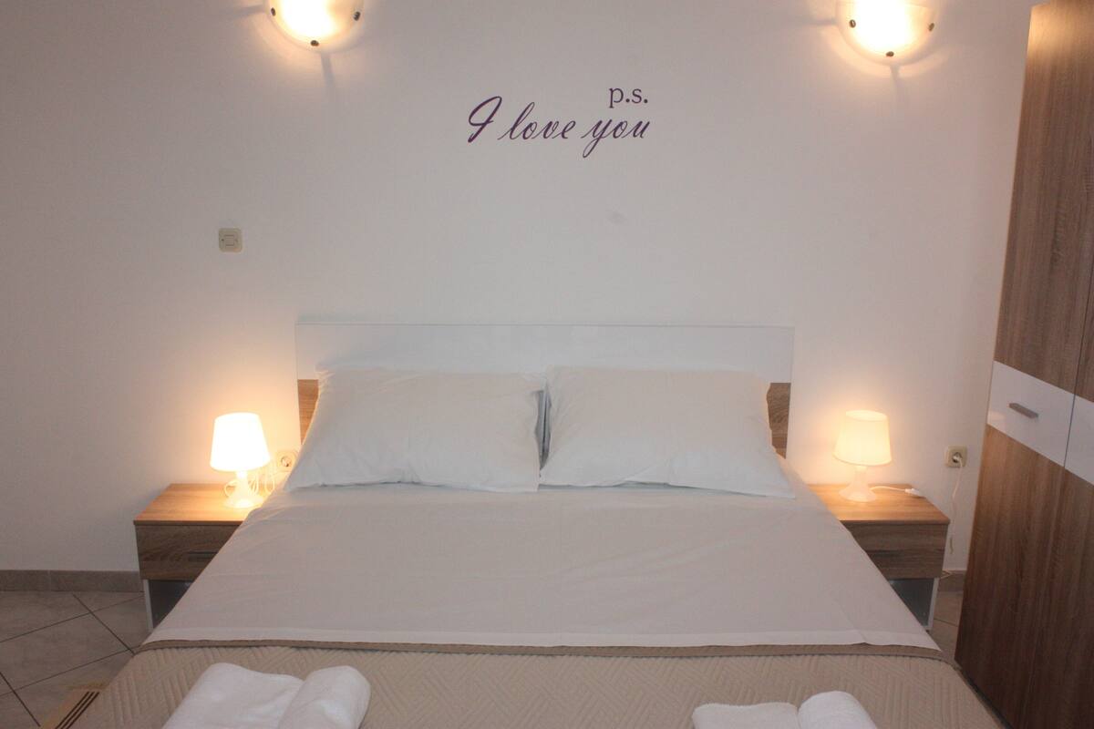 Desk, free cots/infant beds, free WiFi, bed sheets