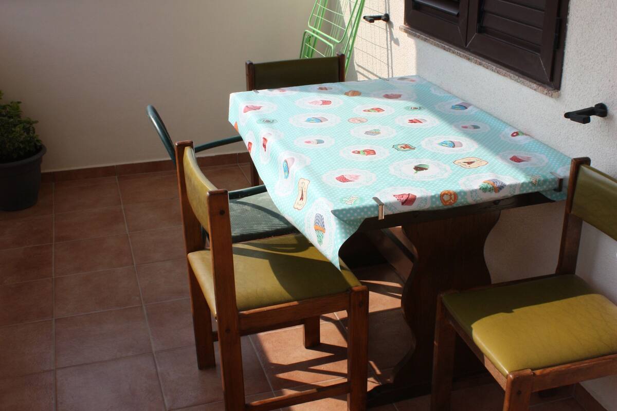 Desk, free cots/infant beds, free WiFi, bed sheets