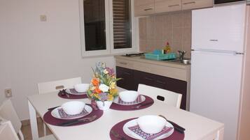 Economy Studio (14) | Desk, free cribs/infant beds, free WiFi, bed sheets