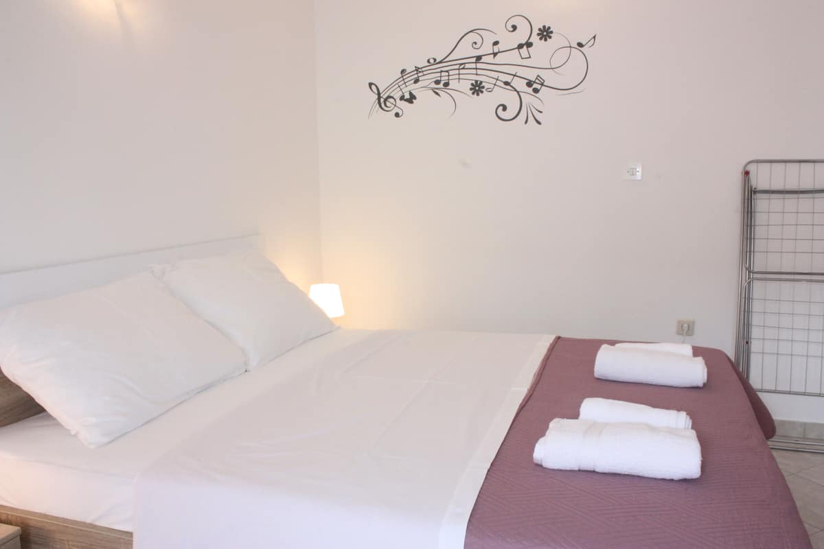Desk, free cots/infant beds, free WiFi, bed sheets