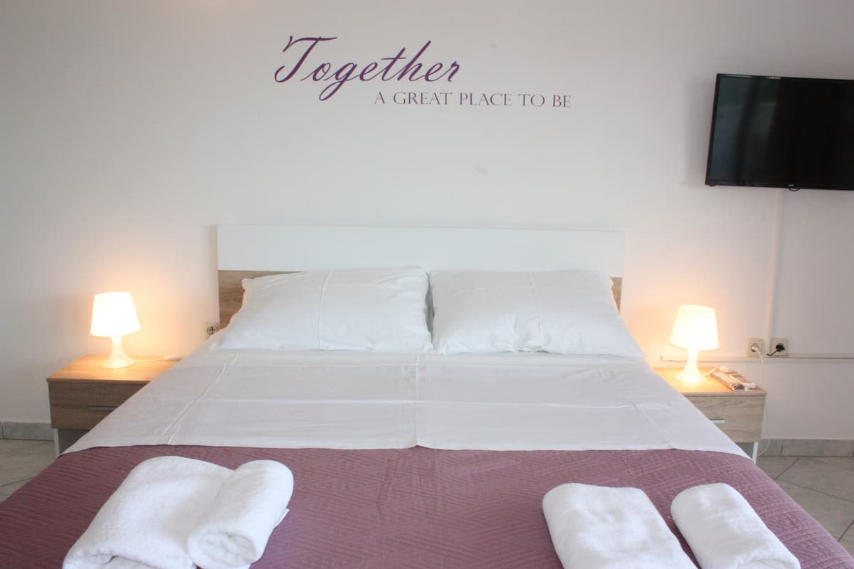 Desk, free cots/infant beds, free WiFi, bed sheets