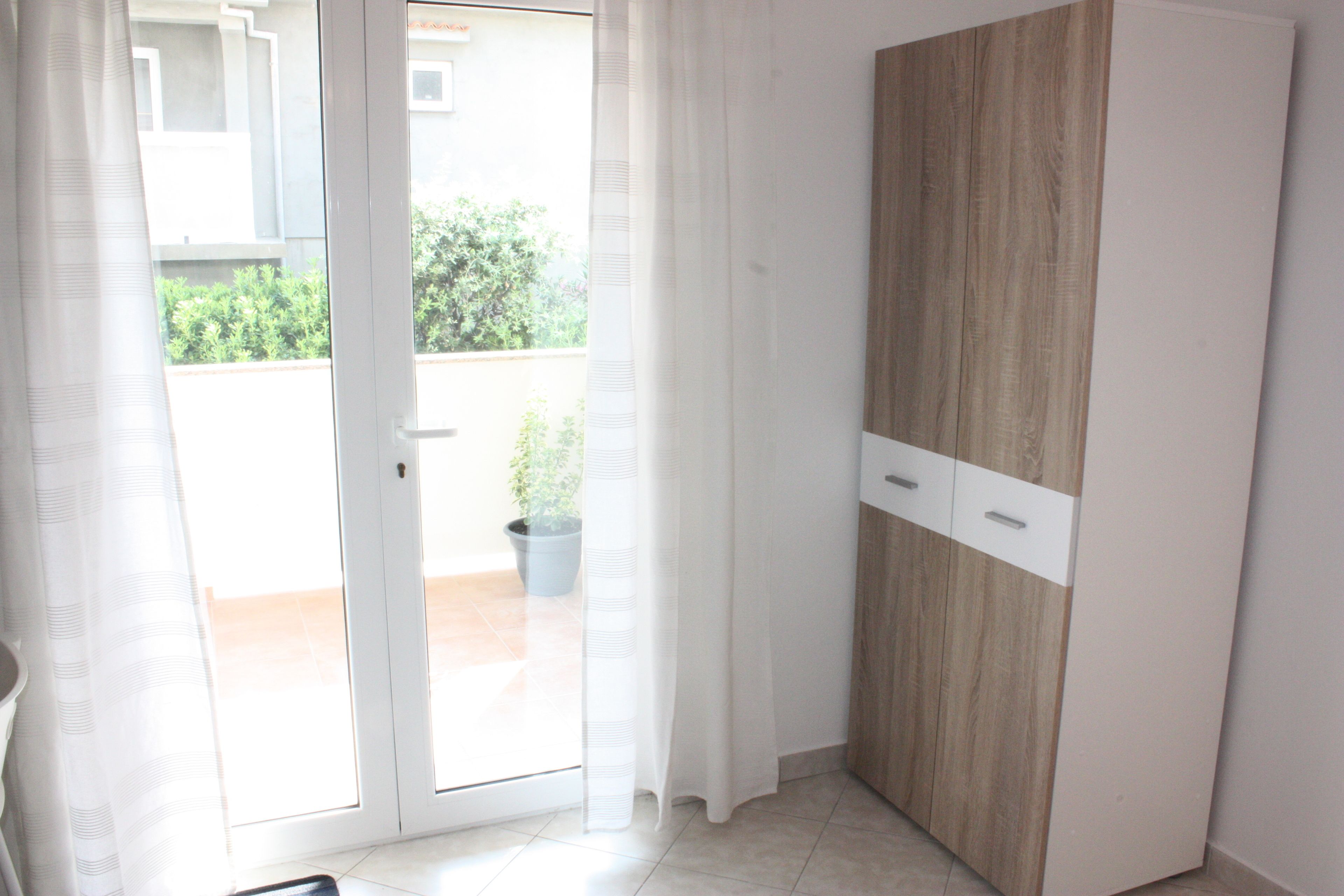 Desk, free cots/infant beds, free WiFi, bed sheets