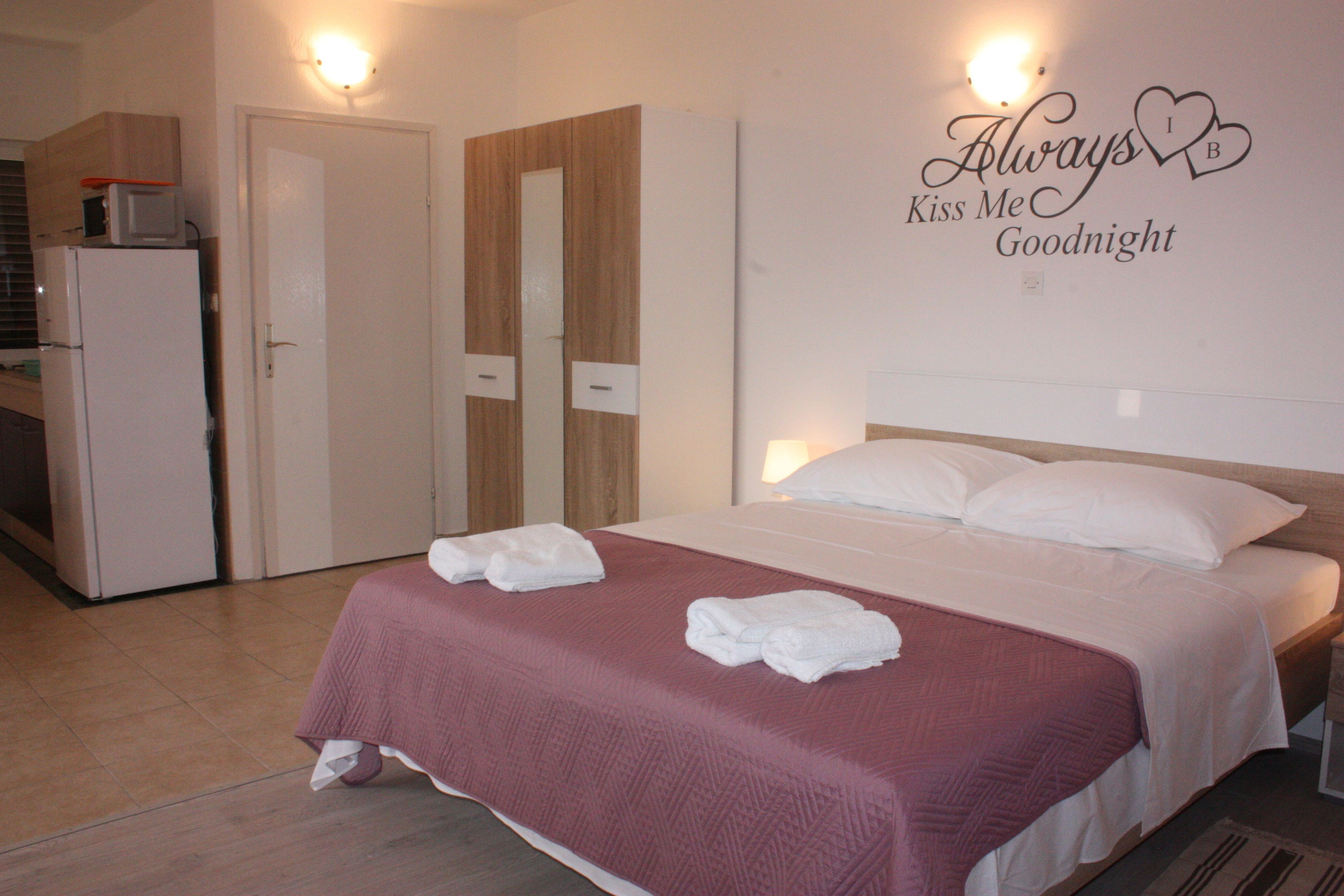 Economy-Studio (14) | Schreibtisch, kostenlose Babybetten, kostenloses WLAN, Bettwäsche