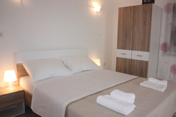 Romantic Studio, 1 Queen Bed (16) | Bathroom - Apartments Blato-M (Pag)