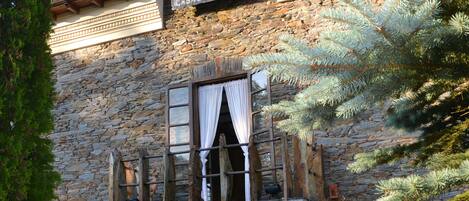 Vista frontal de la propiedad