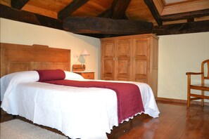1 bedroom, free cribs/infant beds, rollaway beds, bed sheets - Apartamentos Rurales Casa De La Villa (San Martin de Oscos)