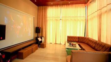 Deluxe-Villa | Wohnzimmer | Fernseher