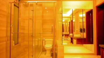 Deluxe-Villa | Badezimmer | Dusche, kostenlose Toilettenartikel, Haartrockner, Hausschuhe