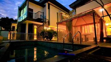 Fassade der Unterkunft – Abend/Nacht