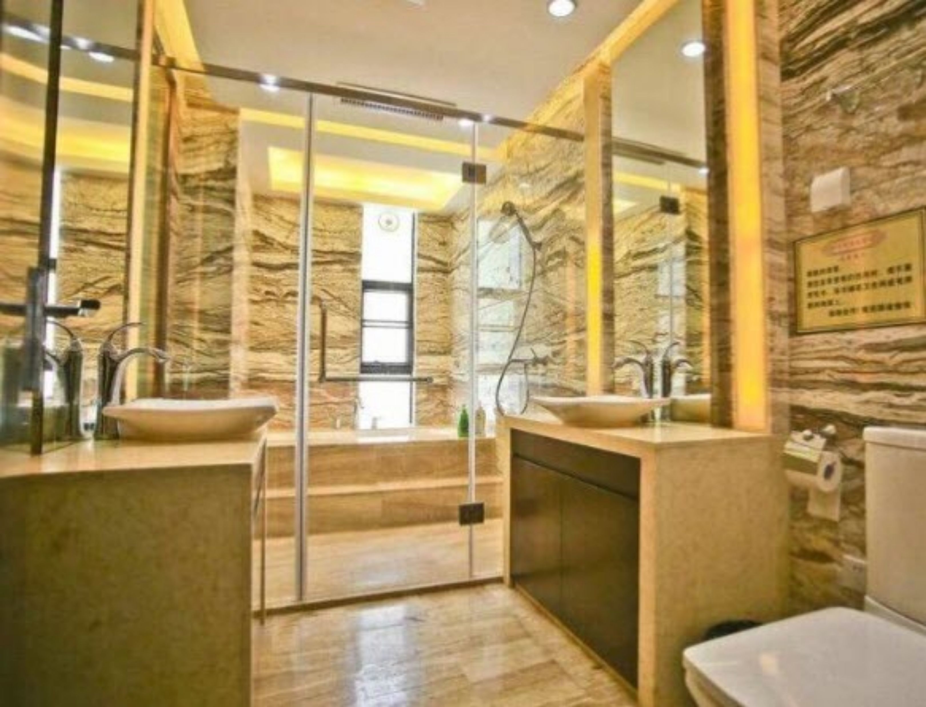 Villa | Badezimmer | Dusche, kostenlose Toilettenartikel, Haartrockner, Hausschuhe