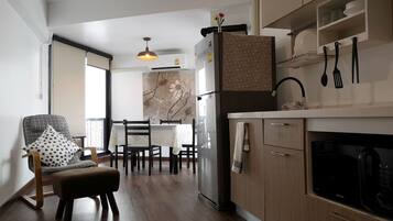 Full-size fridge, microwave, oven, stovetop