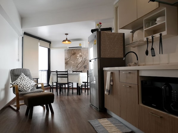 Grand réfrigérateur, micro-ondes, four, plaque de cuisson