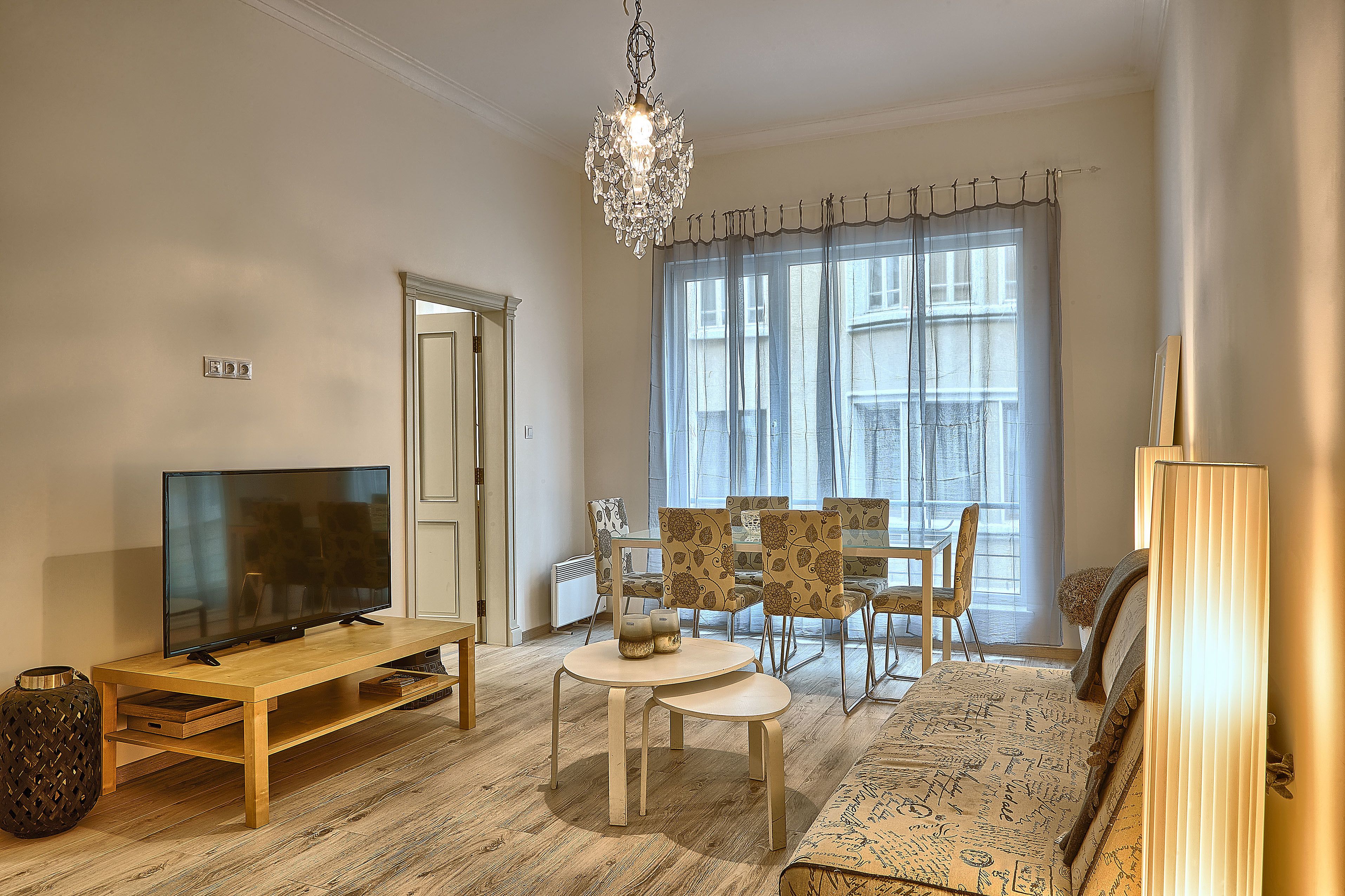 Apartamento City, varias camas, no fumadores | Zona de estar | Una televisión