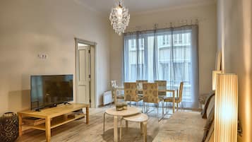 Apartamento City, varias camas, no fumadores | Zona de estar | Una televisión