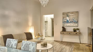 Apartamento City, varias camas, no fumadores | Zona de estar | Una televisión